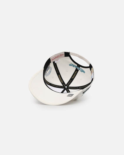 Mitchell & Ness Charlotte Hornets Bug Backer Deadstock Snapback White
