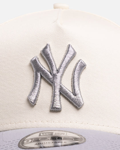 New Era New York Yankees 'Chrome Grey' 9FORTY A-Frame Snapback White/Silver