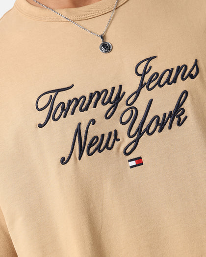 Tommy Jeans TJM OVZ Luxe Serif T-Shirt Tawny Sand