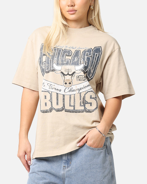 Mitchell & Ness Women's Chicago Bulls Sportsmanship T-Shirt Pepper