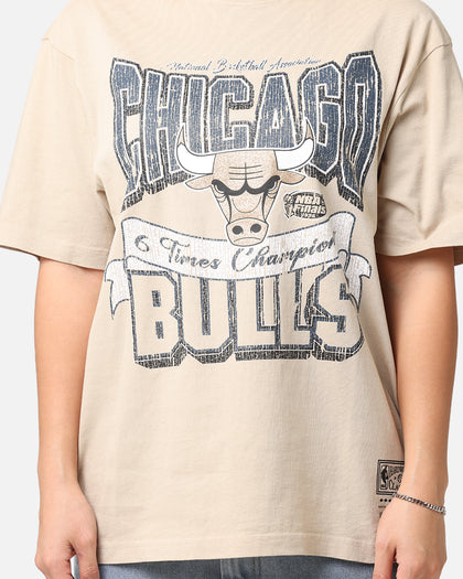 Mitchell & Ness Women's Chicago Bulls Sportsmanship T-Shirt Pepper