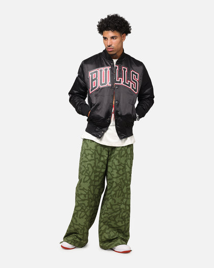 Pro Standard Chicago Bulls Big Logo Satin Jacket Black