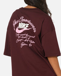 Nike Women's Sportswear Country Club Graphic Oversized T-Shirt Burgundy