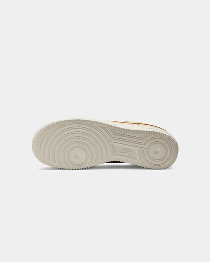 Nike Women's Air Force 1 '07 Ess Trnd "Gold Swoosh" Sanddrift/Metallic