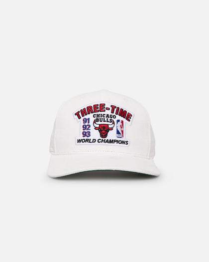Mitchell & Ness Chicago Bulls 3 Time OG Corduroy Snapback White