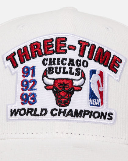 Mitchell & Ness Chicago Bulls 3 Time OG Corduroy Snapback White