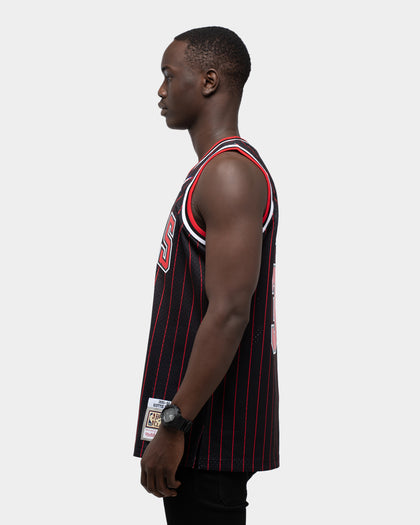 Mitchell & Ness Chicago Bulls Scottie Pippen '95-'96 #33 Swingman Jersey Black