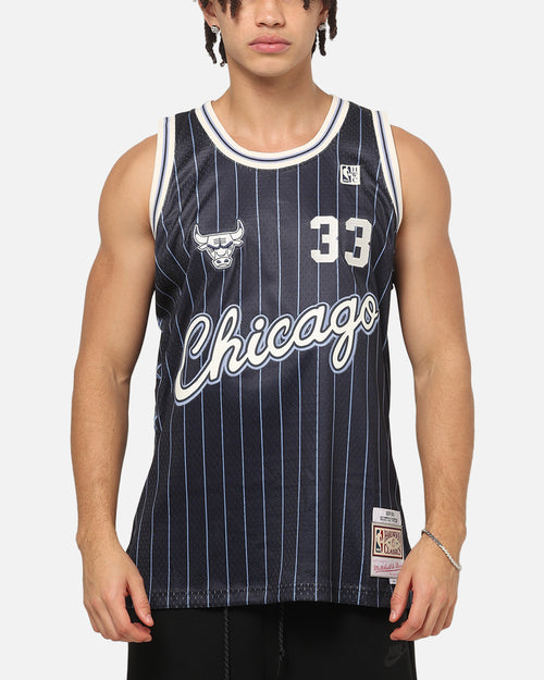 Mitchell & Ness Chicago Bulls Scottie Pippen #33 Playoff Energy Swingman Jersey Navy