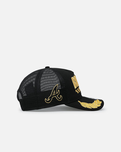 New Era Atlanta Braves 'Podium Pack' Pre-Curved Golfer Trucker Snapback Black/Metallic Gold