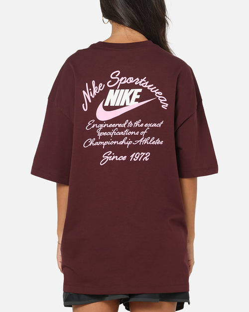 Nike Women's Sportswear Country Club Graphic Oversized T-Shirt Burgundy
